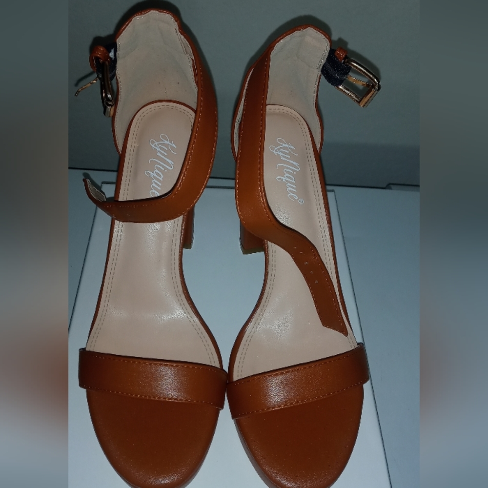 Brand new brown leather platform heel. KyNique is a new brand size 8-11